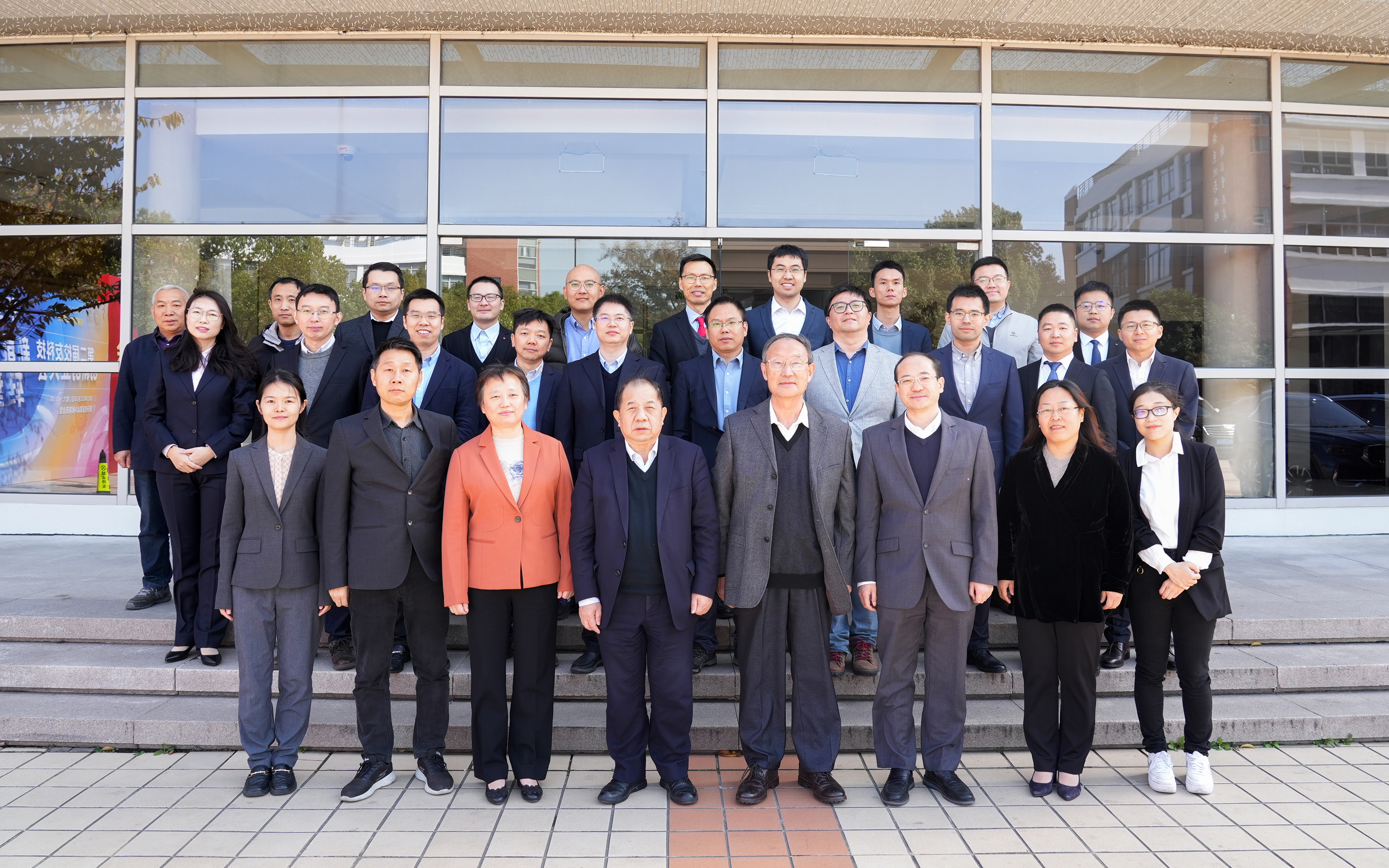 2. 全國高校黃大年式教師團(tuán)隊(duì)——薄板結(jié)構(gòu)制造研究所教工黨支部.jpg