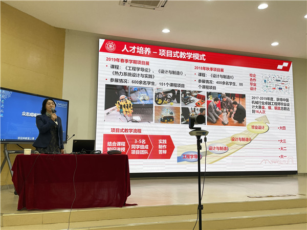 圖2 王麗偉進(jìn)行專業(yè)與專業(yè)分流細(xì)則介紹.jpg