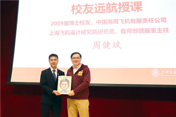 1616769997607131.jpg 圖7-給校友贈送禮合影.jpg