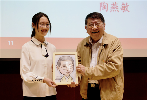 1619139580411255.jpg 圖11-向陶燕敏老師贈送禮物.jpg