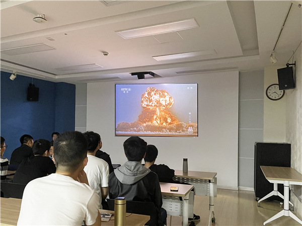 1619513115908844.jpg 圖4-4月25日觀看電影《橫空出世》.jpg