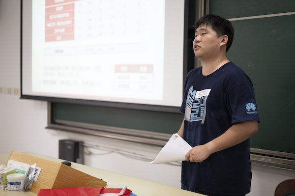 圖5 任子文介紹新生基本情況.jpg