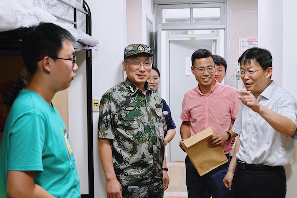 圖一 杜朝輝、張文明慰問學(xué)生.jpg