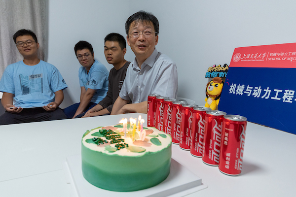 圖二 杜朝輝同過生日學(xué)生親切交談.jpg