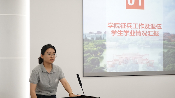 圖2 戴雨吟介紹退伍同學(xué)情況.JPG