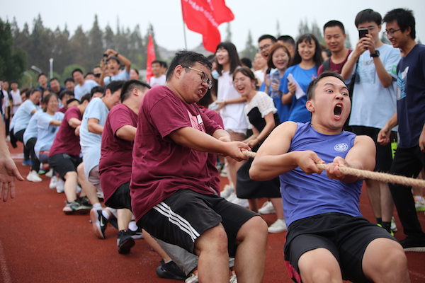 1633865397561314.jpg 圖2 參賽選手們?cè)诎魏颖荣愔械挠⒆?JPG