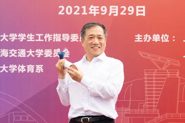 1633865464404661.jpg 圖4 楊振斌書記為拔河項(xiàng)目冠亞軍決賽鳴號(hào).jpg