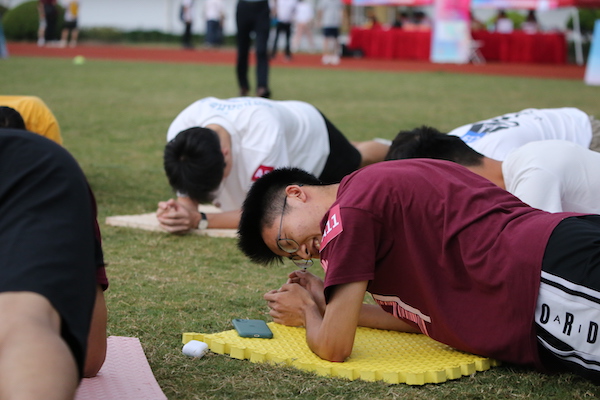 1633865522172085.jpg 圖6 參賽選手們?cè)谄桨逯雾?xiàng)目中的英姿.JPG