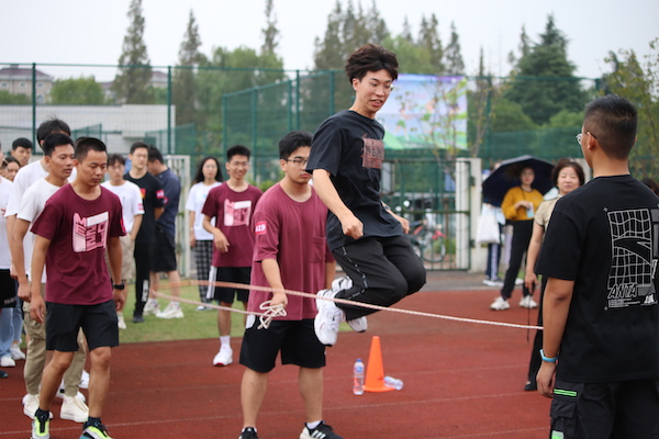 1633865612759860.jpg 圖8 參賽選手們?cè)谔L繩項(xiàng)目中的英姿.JPG