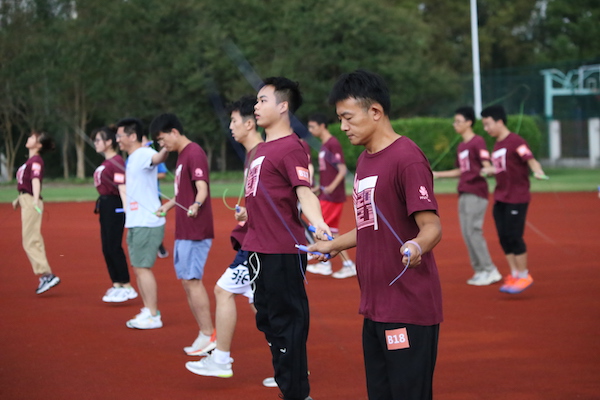 1633865621421384.jpg 圖9 參賽選手們?cè)趩螕u跳繩項(xiàng)目中的英姿.JPG