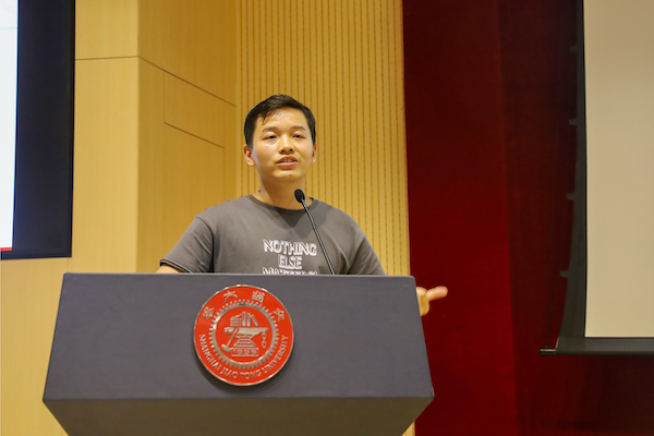 1634359136888475.jpg 圖5 同學(xué)上臺(tái)展示.jpg