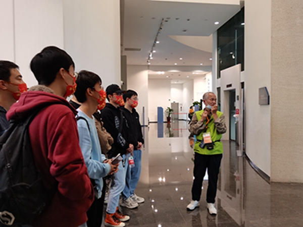 1636965333236324.jpg 圖3 講解員講解1.jpg