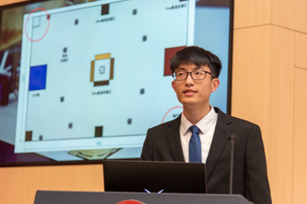 1637295039518970.jpg 圖二 黃楊陽(yáng)進(jìn)行賽題介紹.jpg