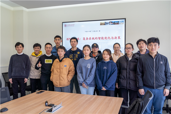 1640350710672191.jpg 圖一:秦威與同學(xué)們的合影.jpg