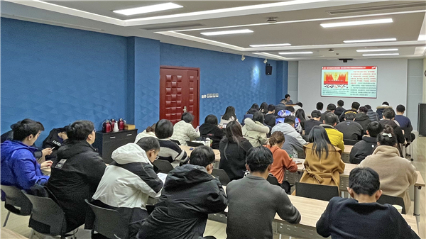 1646014067941851.jpg 圖2+與會黨員學習習近平總書記的重要文章.jpg