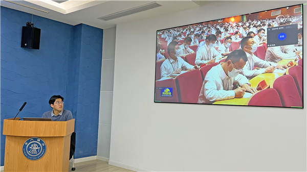 1646014078882392.jpg 圖3+與會黨員觀看習近平總書記北京2022年冬奧會歡迎宴會致辭.jpg