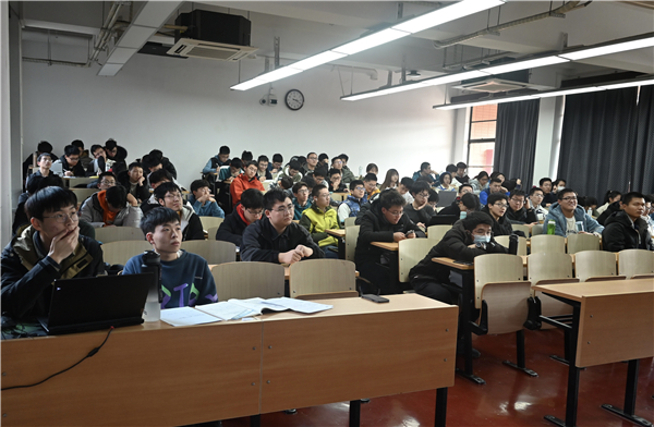 圖2 21級(jí)同學(xué)在認(rèn)真聽(tīng)講.jpg