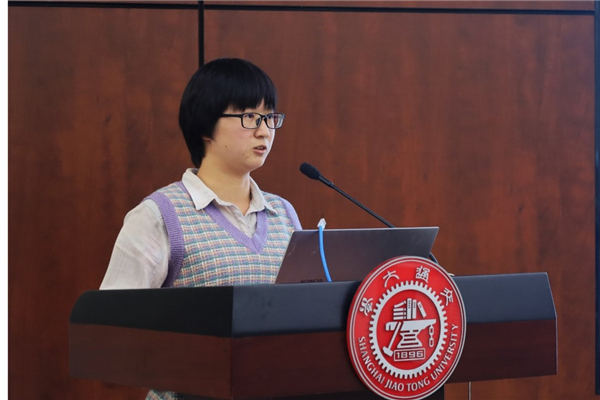 1667143053432623.jpg 圖8 提案人胡霽璞發(fā)言.jpg