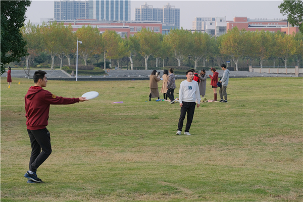 圖6營(yíng)員玩飛盤(pán).jpg