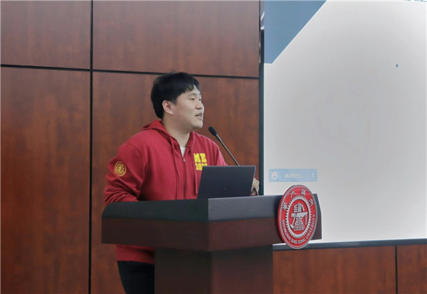 1669098697706124.jpg 圖1 任子文老師主持活動(dòng).jpg