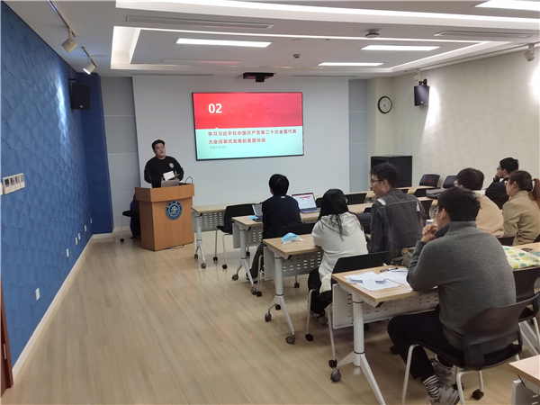 1669708797221347.jpg 圖3-郁中昊同志帶領(lǐng)大家學(xué)習(xí).jpg