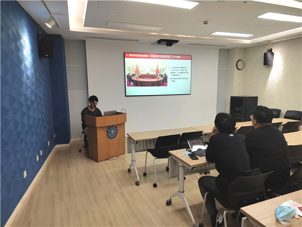 1669708805115588.jpg 圖4-周士祺同志帶領(lǐng)大家學(xué)習(xí).jpg