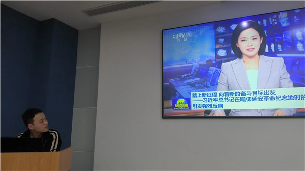 1669709177848599.jpg 圖4.與會(huì)同志視頻學(xué)習(xí)偉大建黨精神和延安精神.jpg