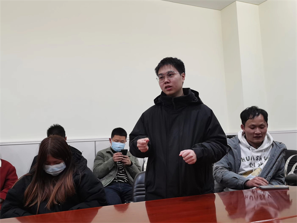 圖5 苗雨潤(rùn)同志匯報(bào)學(xué)習(xí)情況.jpg