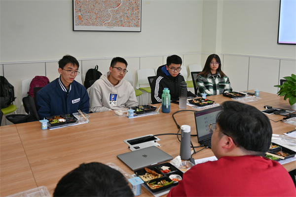 圖三 同學(xué)們認(rèn)真聽(tīng)講.jpg