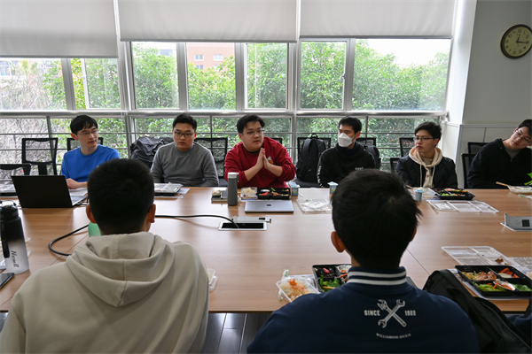 圖四 同學(xué)們積極與郁中昊交流.jpg