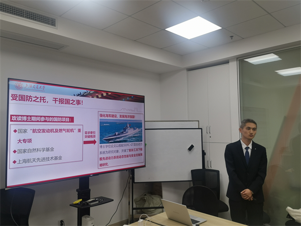 1678244682129459.jpg 圖2+同學(xué)答辯現(xiàn)場(chǎng).jpg