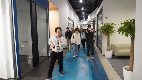 圖10+參觀重集團(tuán)辦公環(huán)境.jpg