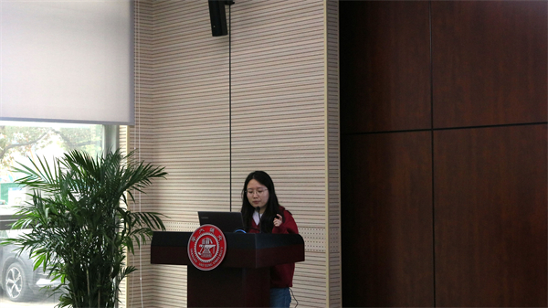 圖 3楊倩為同學(xué)解疑答惑.jpg