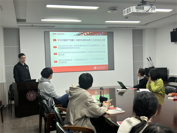 圖4 葉書航同志帶領(lǐng)大家理論學(xué)習(xí).jpg