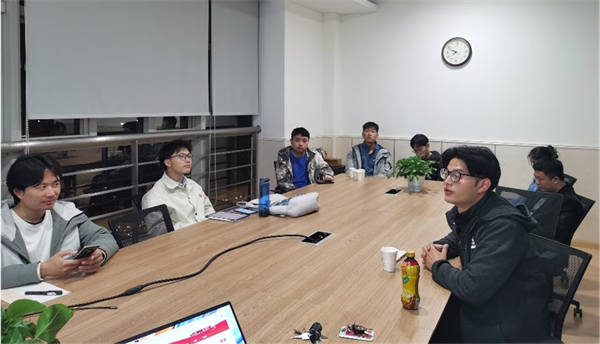 圖4 支部黨員匯報學習情況.jpg