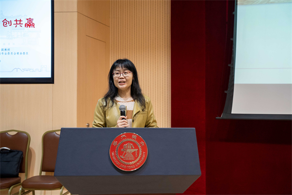 1680587915589062.jpg 圖2+張洪英老師演講.jpg