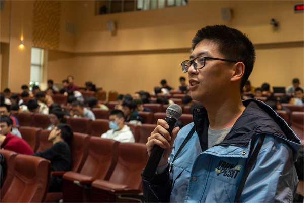 圖3：臺下同學(xué)積極提問.jpg