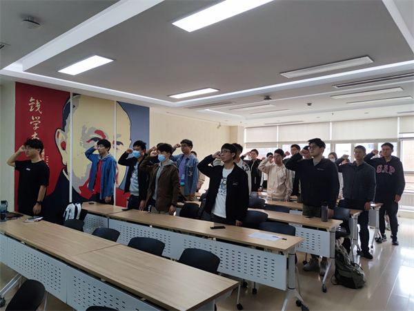 圖3 重溫入團(tuán)誓詞.jpg