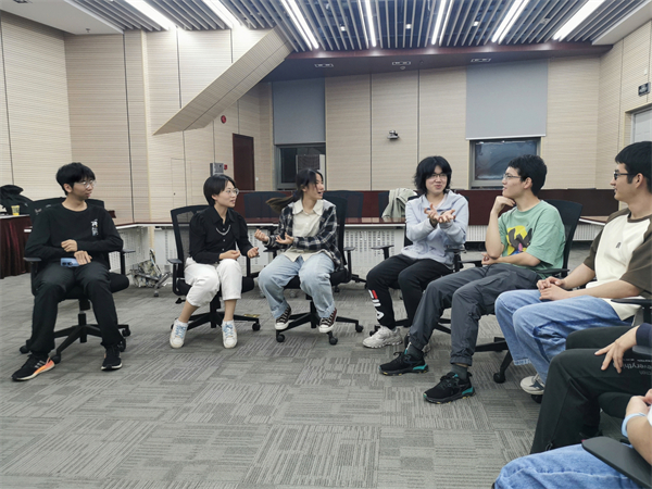 1685359003912090.jpg 蘋果與鳳梨.jpg