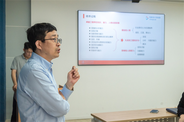 1685359336300660.jpg 圖四 張執(zhí)南講話.jpg