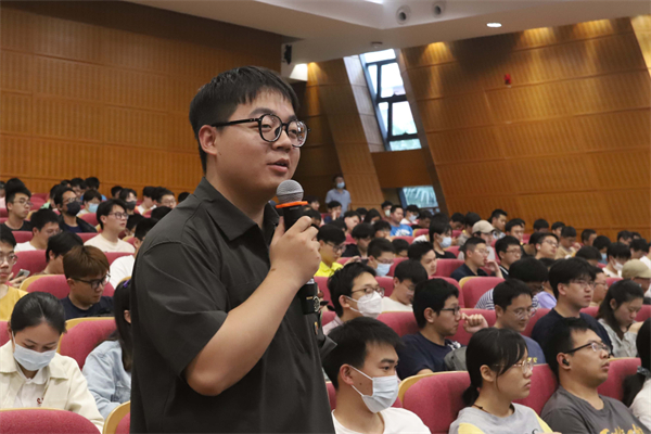 1685443550667778.jpg 圖8_同學(xué)與老師展開交流.jpg