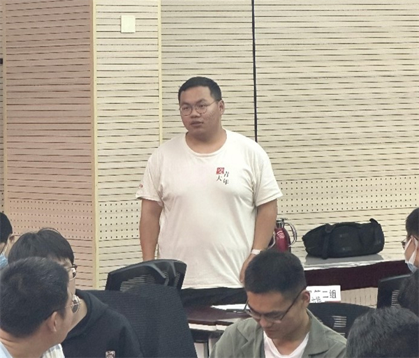 圖9 黃飛發(fā)言.jpg