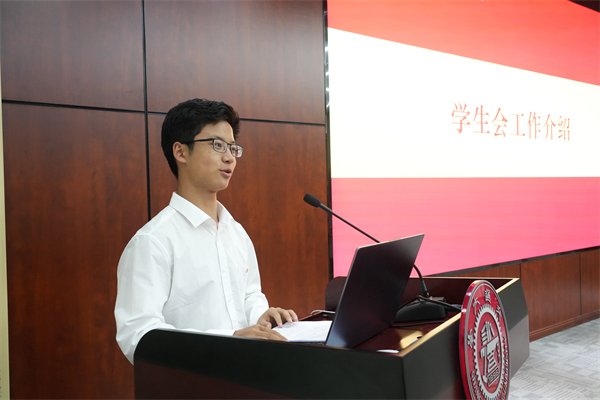 1687261067435421.jpg 圖3:黃達做工作匯報.jpg