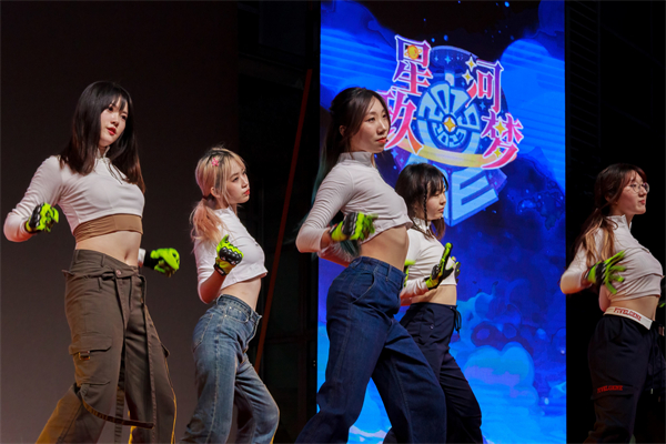 1688739461741436.jpg 圖1-街舞《left right》遠(yuǎn)景.jpg