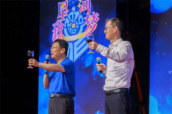 1688739469148830.jpg 圖2-學(xué)院領(lǐng)導(dǎo)祝福-特寫.jpg