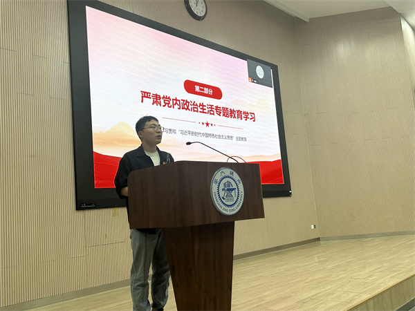 圖2 王鵬飛同志帶領(lǐng)大家進(jìn)行理論學(xué)習(xí).jpg