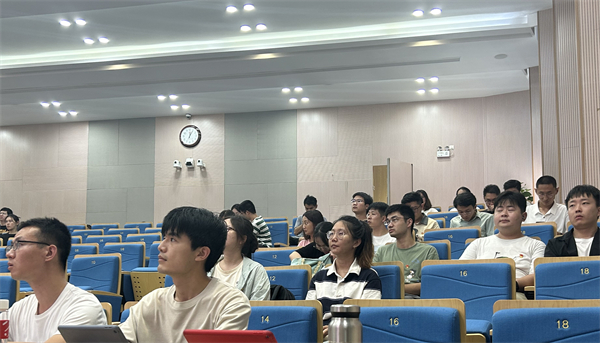 圖8 與會(huì)同志.jpg