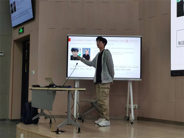 圖1 陸聰聰同志主持.jpg