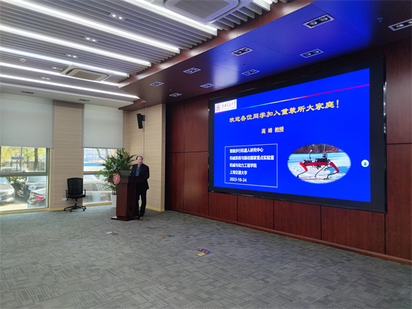 圖2 高峰老師與同學(xué)們交流.jpg