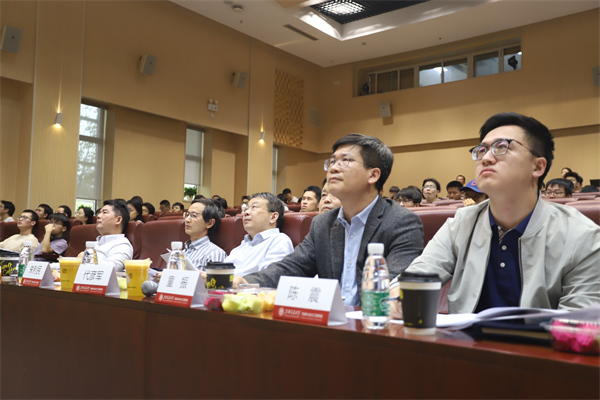 圖3 評(píng)委傾聽(tīng).jpg